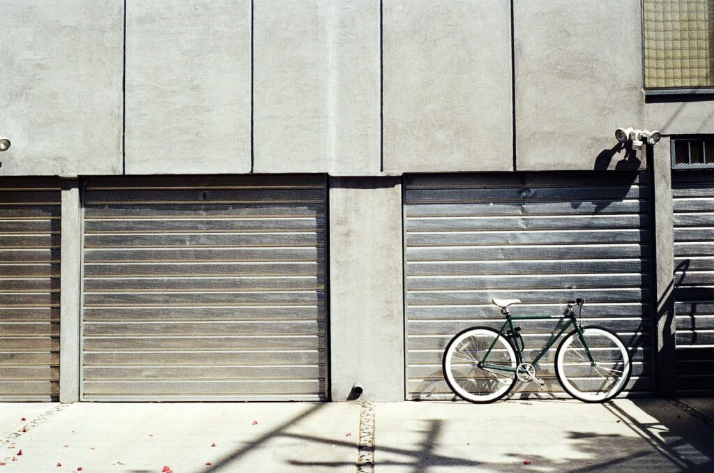bicycle, garages, shut-405883.jpg