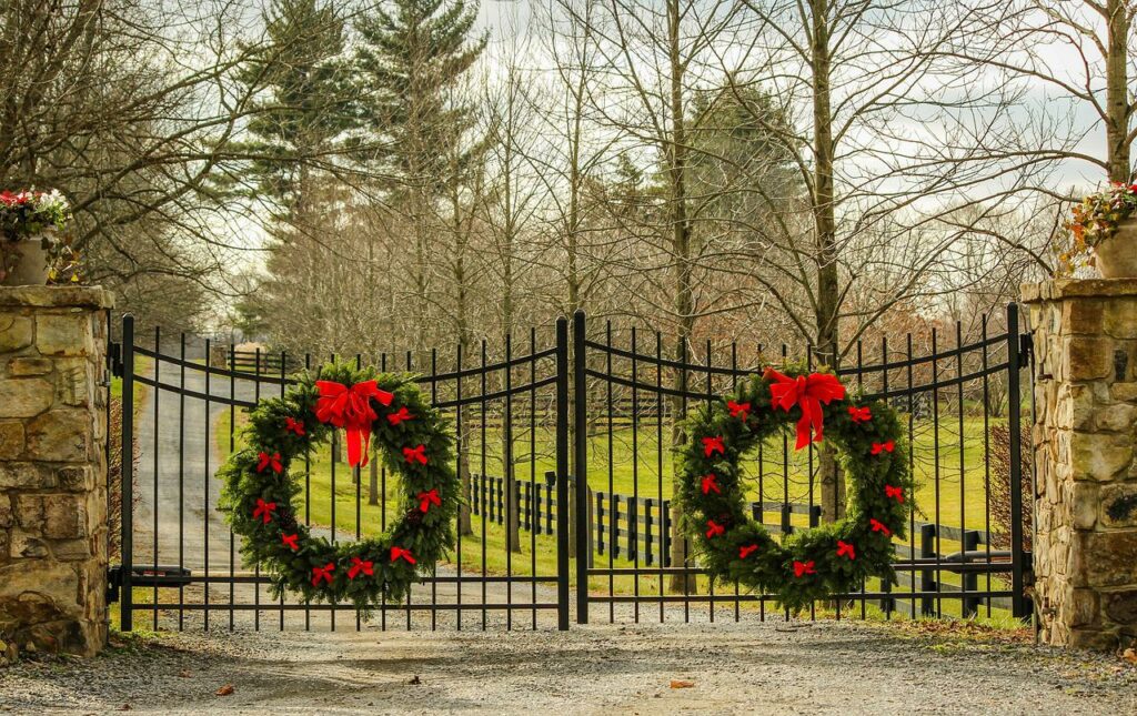 christmas wreath, holiday decorations, evergreen wreath-573855.jpg