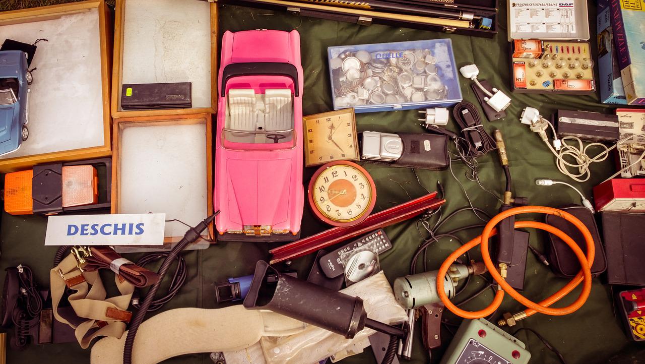 vintage, garage sale, old-998419.jpg