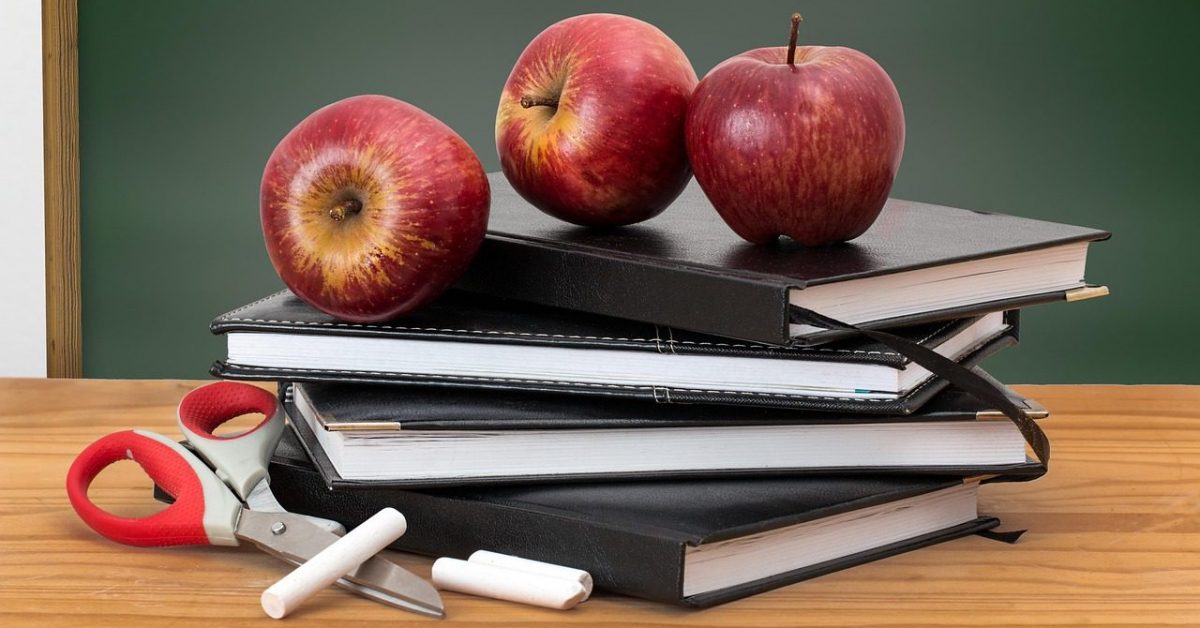 apples, books, school-2276269.jpg