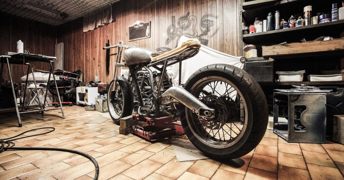 motorbike, garage, repairs-407186.jpg
