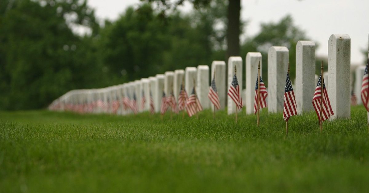 veterans day, flag, funeral-3820503.jpg