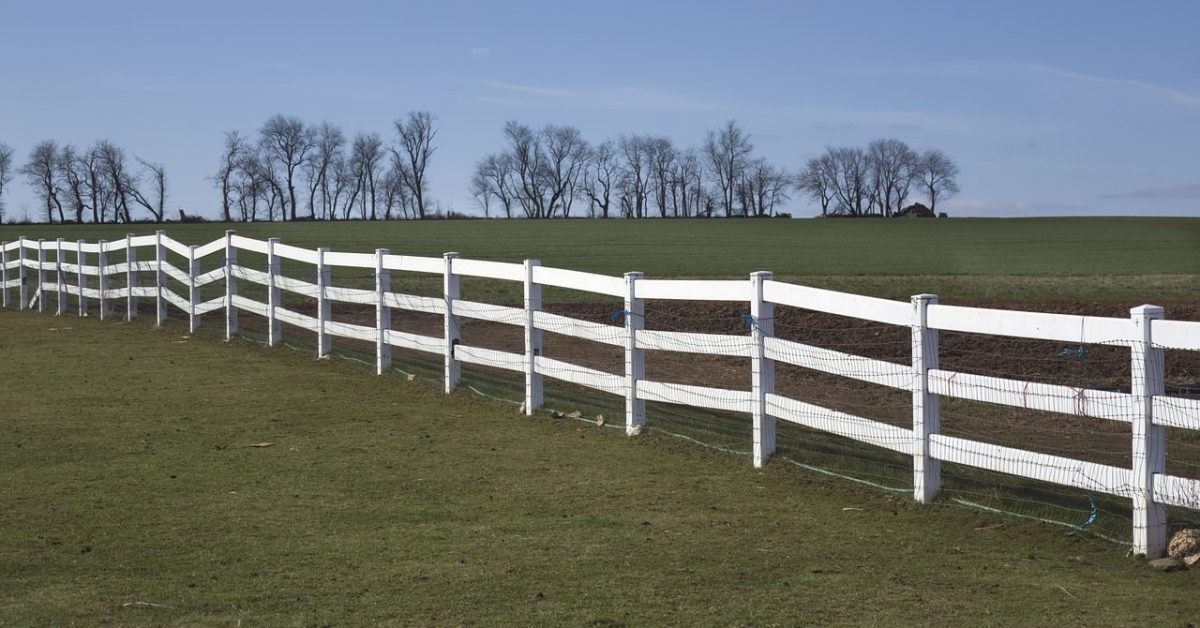 white, fence, amish-7697177.jpg